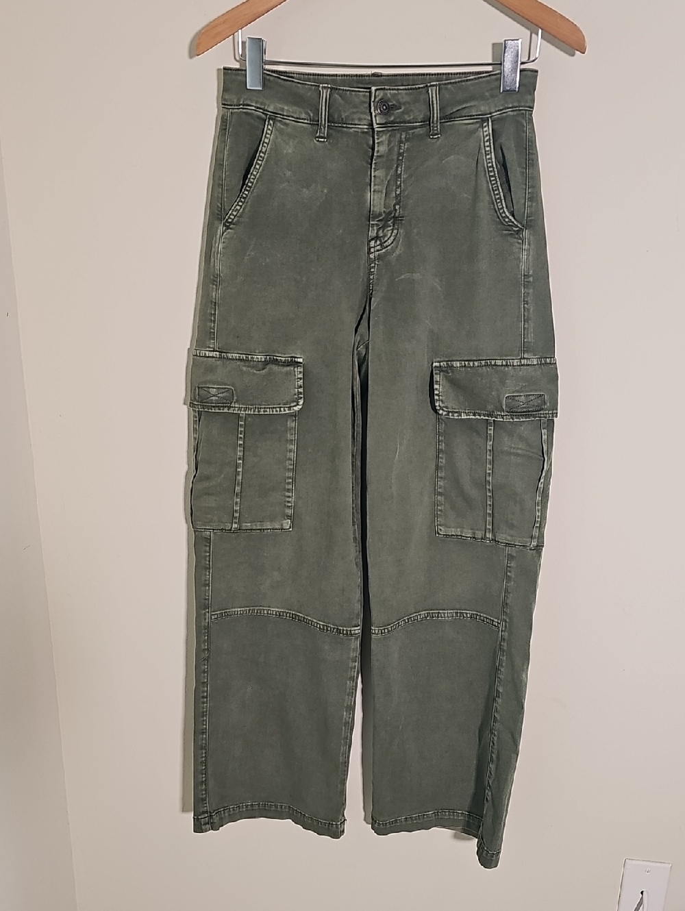 American Eagle Olive Green Cargo Pants Flap Pockets. Size 4. Stretch Soft Fabric
